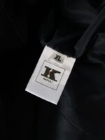 上衣，裤子
Kiton 奇顿 2025FW早秋新品 
休闲连帽套装｜那不勒斯匠心与现代休闲的天作之合

上衣：功能性与奢华感的双重奏

连帽设计为造型注入随性张力，同时兼顾日常穿搭的实用性。衣身点缀的立体 KNT 刺绣与纽扣上的品牌标识，是品牌对细节偏执的无声宣言。精选的高阶面料，兼具挺括质感与舒适垂坠感，单穿是腔调满满的休闲单品，内搭则能为正装造型增添松弛感，在商务与休闲场景间自如切换。

裤装：高定工艺的休闲表达

长裤采用微弹版型，后腰的松紧设计暗藏巧思，既保留了西裤的利落轮廓，又赋予穿着者无束缚的舒适体验。后袋的同色系 KNT 刺绣，与上衣形成呼应，让套装的整体感跃然眼前。无论是搭配上衣打造成套造型的高级感，还是单穿适配各种鞋履风格，都能轻松演绎那不勒斯式的优雅休闲风。

从面料甄选到工艺打磨，这套连帽套装将品牌“为奢华休闲立序”的理念贯彻到底，是都市男士衣橱里突破风格边界的典藏之选。
……………………………………………………
❥∙Size：48-56 - Image 7