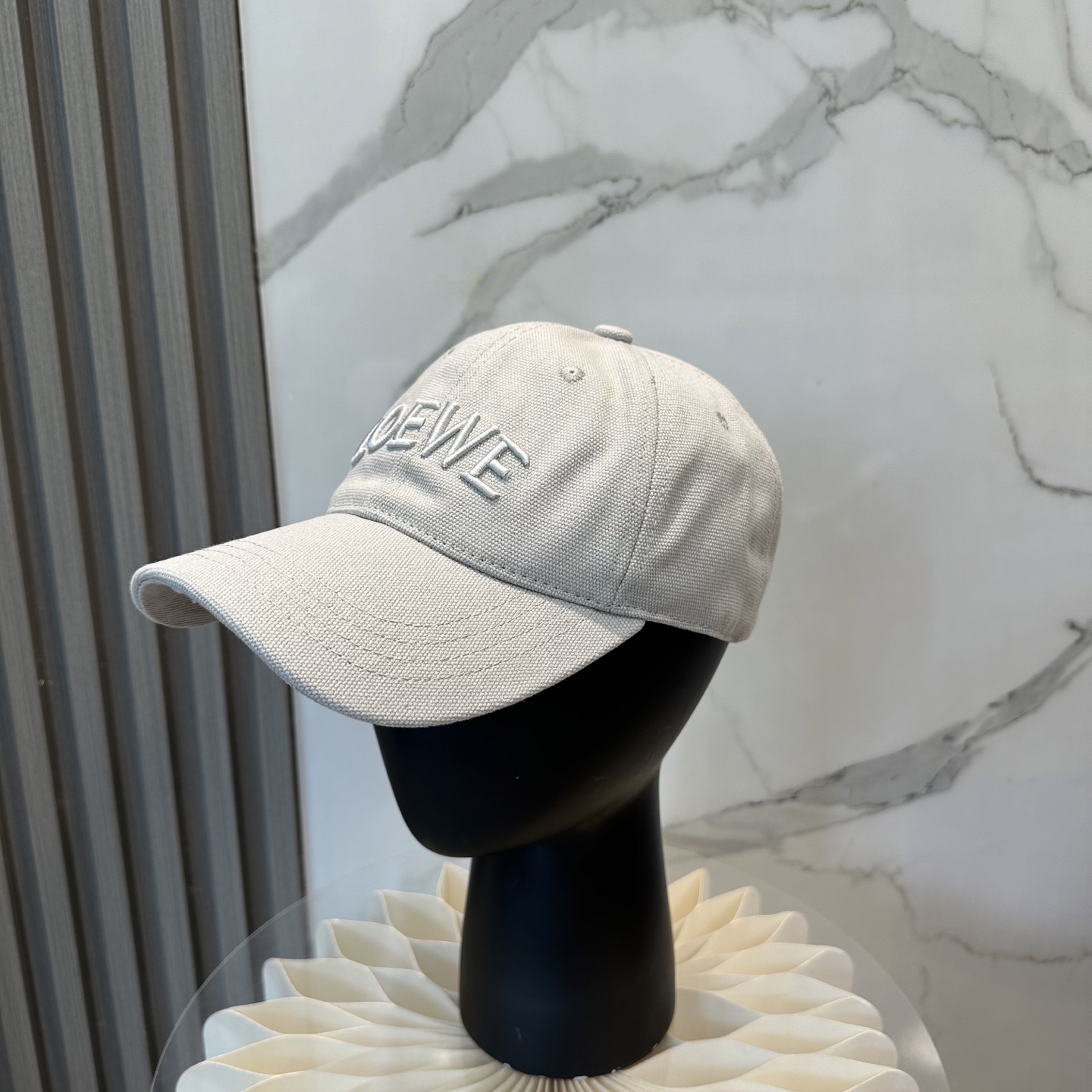 配防尘袋
👒罗意威👒LOEWE新款原版原标设计棒球帽🧢质感超好，外部线条定位标准，做工精细，简约大气低价走量！