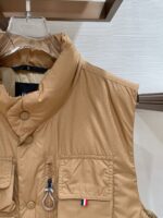 特级羽绒⬆️Moncler Grenoble Tongass羽绒户外马甲.高端黑标系列.原厂替换面料.特级鹅颈绒填充.

🎁出厂标配全套柜台礼盒包装.升级原版磁吸礼盒.

Tongass羽绒马甲提供保护而不显厚重，专为温和天气时进行户外活动而设计。

Tongass羽绒马甲是轻盈性能外套的研究成果。功能性面料紧致耐久，同时不增加额外的重量。配有宽大的实用口袋和登山扣，可减少您的随身行李数量。
详情
•专为户外活动设计
•采用紧致面料制成
•聚酯纤维衬里
•填充羽绒
•按扣开合
•实用口袋设有按扣、拉链和魔术贴开合
•抽绳下摆
•正面登山扣
•反光细节
Size：1-5 奶白/浅棕色/黑色 
D00780 - Image 3