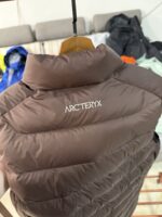 🉐 Arcteryx始祖鸟 Cerium Vest 纯色刺绣Logo字母 羽绒马甲 绒砂棕

内里不是羽绒直接白送！
填充RDS认证850蓬欧洲白鹅绒，暖重比卓越，搭配易潮湿部位的Coreloft™合成 insulation，干冷湿冷环境均能持续保暖。 外层采用15D再生抗撕裂尼龙，整体轻盈可压缩，收纳后小于葡萄柚，随带随用￼￼￼。纯色基底搭配立体刺绣Logo，针脚工整清晰，品牌辨识度高。立体剪裁设计无活动束缚，可作为户外中层保暖件，也能当城市通勤叠穿单品，适配春秋冬三季穿搭需求。配备YKK防水拉链、可调抽绳下摆。

现货尺码：M、L、XL、XXL 。（可穿100-200斤 报身高体重安排合适尺码） - Image 9