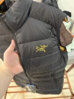 🉐 Arcteryx始祖鸟 Cerium Vest 纯色刺绣Logo字母 羽绒马甲 黑金

内里不是羽绒直接白送！
填充RDS认证850蓬欧洲白鹅绒，暖重比卓越，搭配易潮湿部位的Coreloft™合成 insulation，干冷湿冷环境均能持续保暖。 外层采用15D再生抗撕裂尼龙，整体轻盈可压缩，收纳后小于葡萄柚，随带随用。纯色基底搭配立体刺绣Logo，针脚工整清晰，品牌辨识度高。立体剪裁设计无活动束缚，可作为户外中层保暖件，也能当城市通勤叠穿单品，适配春秋冬三季穿搭需求。配备YKK防水拉链、可调抽绳下摆。

现货尺码：M、L、XL、XXL 。（可穿100-200斤 报身高体重安排合适尺码） - Image 3