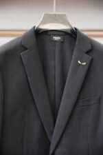 Fendi/25SS autumn and winter new suit suit suit 🫑🫑 Two piece trendy and fashionable suit, a must-have item for business elite wardrobes, men's formal wear, fashionable and trendy wear, brand classic logo logo logo super generous, classic styles will be released every quarter! Wearing the pattern is really great, strongly recommended!Sharp and ergonomic tailoring, with a tall and handsome upper body, simple and elegant. Comfortable and slim fit, showcasing a gentlemanly demeanor at a glance. Made from carefully selected suit fabrics, including 20% wool, 18% viscose, 58% polyester, and 4% spandex, the fabric feels soft and delicate, with good luster and elasticity. The waist is made of sheepskin and leather, and is adorned with Louis Vuitton's soul logo embossed with letters! The silhouette and waist cinching add more comfort to the dressing of stylish men, making them look slim yet handsome!Used for making high-end professional and business formal suits, renowned worldwide for its classic and solemn design style. A high-end business casual suit set that requires high craftsmanship, takes a long time to make, and can be worn all year round!The fabric is flat, with a smooth and full texture, and a firm appearance. It is made of high-quality cotton wool material, and the quality of the material is visible when tied tightly.Regarding details: The high-end suit is cut with a modern feel, combining traditional cutting art with modern production techniques. It adopts fully imported automatic cutting pieces, with almost zero error in each piece of fabric, and then hand sewn by top tailors to ensure the fit and beauty of every part. The front two layers are saved, and according to the principles of ergonomics, it is slim fitting but not tight fitting. The elastic of the cow tendons on both sides of the waistband of the trousers can be adjusted! Not wearing tight waists!Classic collar design, classic style without conservatism, simple and elegant. The lining of the collar is made of pure handmade tribute needles, and we insist on hand sewing handicrafts, all of which are from the hands of experienced craftsmen. The quotation is based on the labor and time consumption per meter, and each stitch is rigorous and excellent, without any burrs or stitches on both sides. Handcrafted sleeves, hand nail buckles, hand calibration, and handmade threading can be seen everywhere, delicate and smooth, effectively reducing static electricity in autumn and winter, creating a high sense of unity on the surface and inside. It is worth buying for any man, as it can boost your face in various formal occasions!Color: Black【 Size 】: 46-56 - Image 6