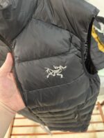 🉐 Arcteryx始祖鸟 Cerium Vest 纯色刺绣Logo字母 羽绒马甲 黑色

内里不是羽绒直接白送！
填充RDS认证850蓬欧洲白鹅绒，暖重比卓越，搭配易潮湿部位的Coreloft™合成 insulation，干冷湿冷环境均能持续保暖。 外层采用15D再生抗撕裂尼龙，整体轻盈可压缩，收纳后小于葡萄柚，随带随用。纯色基底搭配立体刺绣Logo，针脚工整清晰，品牌辨识度高。立体剪裁设计无活动束缚，可作为户外中层保暖件，也能当城市通勤叠穿单品，适配春秋冬三季穿搭需求。配备YKK防水拉链、可调抽绳下摆。

现货尺码：M、L、XL、XXL 。（可穿100-200斤 报身高体重安排合适尺码） - Image 2
