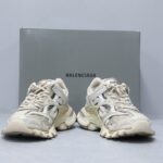 Balenciaga·巴黎世家 四代老爹鞋4.0 Track2 复古运动鞋 户外概念鞋
👍🏻高品质纯原版本，配原版全套大盒包装，从里到外一切百分百还原官方配置，碾压市面一切版！
⚠️全鞋由176块部件组成 ，整双鞋子从头到尾难度极高 。原鞋购入时在开版方面耗时一个多月，里里外外已攻破任何细节部位，保证与专柜原鞋一摸一样，满足天猫、代购、韩国订单需求 ！多层大底TPU+EVA+RB组合成，乳胶鞋垫 脚感无敌 无可挑剔！鞋面鞋底工艺比初代还更加高难度！
码数：35-45👣情侣款 - Image 3