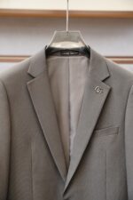 Gucci Gucci/25SS autumn and winter new suit suit suit 🫑🫑 Two piece trendy and fashionable suit, a must-have item for business elite wardrobes, men's formal wear, fashionable and trendy wear, brand classic logo logo logo super generous, classic styles will be released every quarter! Wearing the pattern is really great, strongly recommended!Sharp and ergonomic tailoring, with a tall and handsome upper body, simple and elegant. Comfortable and slim fit, showcasing a gentlemanly demeanor at a glance. Made from carefully selected suit fabrics, including 20% wool, 18% viscose, 58% polyester, and 4% spandex, the fabric feels soft and delicate, with good luster and elasticity. The waist is made of sheepskin and leather, and is adorned with Louis Vuitton's soul logo embossed with letters! The silhouette and waist cinching add more comfort to the dressing of stylish men, making them look slim yet handsome!Used for making high-end professional and business formal suits, renowned worldwide for its classic and solemn design style. A high-end business casual suit set that requires high craftsmanship, takes a long time to make, and can be worn all year round!The fabric is flat, with a smooth and full texture, and a firm appearance. It is made of high-quality cotton wool material, and the quality of the material is visible when tied tightly.Regarding details: The high-end suit is cut with a modern feel, combining traditional cutting art with modern production techniques. It adopts fully imported automatic cutting pieces, with almost zero error in each piece of fabric, and then hand sewn by top tailors to ensure the fit and beauty of every part. The front two layers are saved, and according to the principles of ergonomics, it is slim fitting but not tight fitting. The elastic of the cow tendons on both sides of the waistband of the trousers can be adjusted! Not wearing tight waists!Classic collar design, classic style without conservatism, simple and elegant. The lining of the collar is made of pure handmade tribute needles, and we insist on hand sewing handicrafts, all of which are from the hands of experienced craftsmen. The quotation is based on the labor and time consumption per meter, and each stitch is rigorous and excellent, without any burrs or stitches on both sides. Handcrafted sleeves, hand nail buckles, hand calibration, and handmade threading can be seen everywhere, delicate and smooth, effectively reducing static electricity in autumn and winter, creating a high sense of unity on the surface and inside. It is worth buying for any man, as it can boost your face in various formal occasions!Color: Black【 Size 】: 46-56 - Image 6