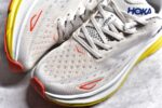 纯原级别 HOKA ONE ONE Clifton 克里夫顿9代专业性能减震公路跑步鞋 轻盈透气的针织网面和纱线的使用让鞋面更挺拔 增强鞋面的强度和支撑性能 搭配柔软的鞋舌 让双脚在舒适包裹中跑的更加畅快 全新泡棉中底 柔软的同时增强回弹性能 为不同跑者提供更平稳流畅的脚感 带来全面的缓冲保护 根据人体工程学设计的延长拉襟 后跟处弹软的海绵填充舒适固定 避免掉跟和摩擦 相比上一代光滑的内衬 Clifton 9的内衬增强了摩擦力 避免双脚在鞋内滑动 SIZE：36 36.5 37.5 38 38.5 39 40 40.5 41 42 42.5 43 44 44.5 45 - Image 8