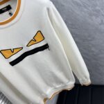 P 180 💐  Fen's 2025 autumn/winter wool blended round neck knitted sweater is made of imported custom yarn, providing comfortable and warm upper body. It is available for sale at the counter simultaneously. All three standards are complete.Size: M-3XL - Image 5