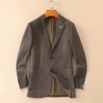 Gucc G's new men's wool suit jacket for autumn and winter 2025 is made to high standards with top-notch ready to wear clothing. It is custom-made in Italy with wool fabric, which has a delicate and soft touch. The upper body is firm and stylish, with a natural and comfortable texture. The fabric continuity is excellent, and the upper body effect is superb, suitable for any body shape. The overall brand is decorated with Thousand Bird Grid craftsmanship, exuding a strong sense of luxury. The design of two buttons, atmospheric and perfect ready to wear cut, stands out in terms of styling effect, and is a must-have for urban early autumn casual matching. Size: M-4XL slim fit 178 135 L slim fit maximum weight 190 pounds