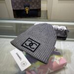 配防尘袋
香奈儿CHANEL🎩羊绒羊毛品质针织帽，时尚好品质高端大气，超柔软！超火爆💖质感很赞，出街超好搭配！时尚潮流！秋冬必备单品，快快入手哦！ - Image 2