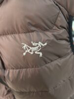 🉐 Arcteryx始祖鸟 Cerium Vest 纯色刺绣Logo字母 羽绒马甲 绒砂棕

内里不是羽绒直接白送！
填充RDS认证850蓬欧洲白鹅绒，暖重比卓越，搭配易潮湿部位的Coreloft™合成 insulation，干冷湿冷环境均能持续保暖。 外层采用15D再生抗撕裂尼龙，整体轻盈可压缩，收纳后小于葡萄柚，随带随用￼￼￼。纯色基底搭配立体刺绣Logo，针脚工整清晰，品牌辨识度高。立体剪裁设计无活动束缚，可作为户外中层保暖件，也能当城市通勤叠穿单品，适配春秋冬三季穿搭需求。配备YKK防水拉链、可调抽绳下摆。

现货尺码：M、L、XL、XXL 。（可穿100-200斤 报身高体重安排合适尺码） - Image 4