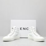 🌟  《顶级品质》
GⅣENCHY纪梵希魔术贴经典款 
专柜官网同步 市面最高版本 原版一比一复刻 四季潮鞋！纪凡希鞋子做工讲究 每一条走线都是按照原版样式 基本做到零瑕疵 媲美专柜 毫无压力 此款鞋即新潮又百搭！
▪️鞋面:进口摩术贴
▪️鞋面:进口头层牛皮
▪️垫脚:羊皮内里
▪️大底:原版TPU
▪️码数:女35一40 男39一44 - Image 2