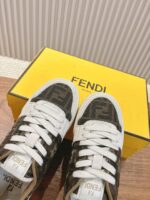 男码加10  Fendi芬迪板鞋首款大头运动鞋~~fendi match篮球运动鞋，最新元素注入加FF复古的设计，超经典百搭系列……
鞋面采用牛皮和牛猄拼接组合，侧面凸起的双F logo，内里采用毛巾布里，TPU发泡组合双色大底不一般的舒适！情侣款35-44 - Image 6