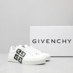 🌟  《顶级品质》
GⅣENCHY纪梵希魔术贴经典款 
专柜官网同步 市面最高版本 原版一比一复刻 四季潮鞋！纪凡希鞋子做工讲究 每一条走线都是按照原版样式 基本做到零瑕疵 媲美专柜 毫无压力 此款鞋即新潮又百搭！
▪️鞋面:进口摩术贴
▪️鞋面:进口头层牛皮
▪️垫脚:羊皮内里
▪️大底:原版TPU
▪️码数:女35一40 男39一44 - Image 2