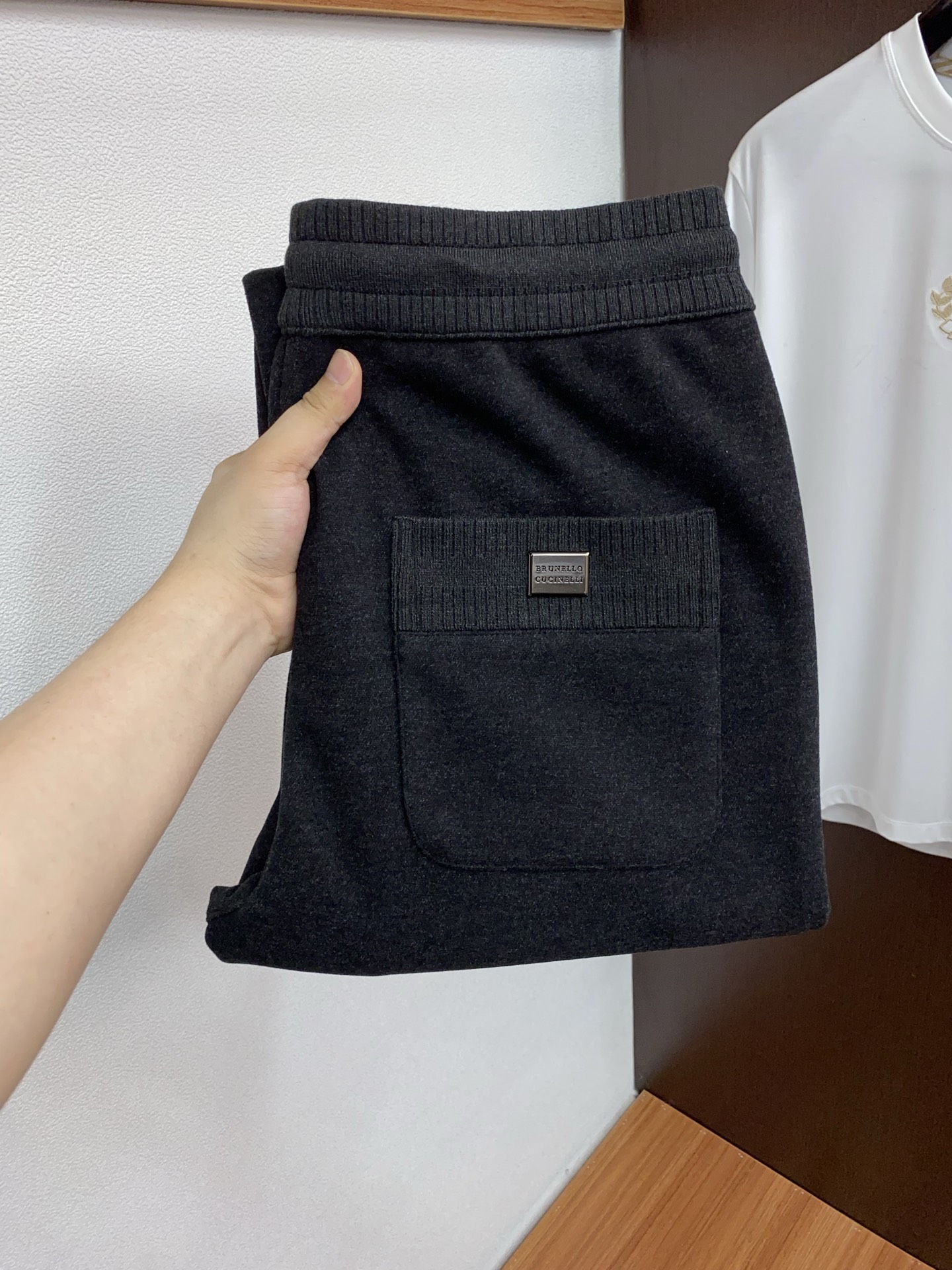 BC autumn and winter new men's straight leg sports casual pants, made of cashmere wool blend fabric, elastic waistband drawstring, and side pocket design, with a well tailored cut, neat stitching, and impeccable details (the highest version in the market for a must-have item). Classic and versatile, with a total casual relaxation feeling on the upper body, comfortable, breathable, and warm while reflecting high-end texture and overall appearance. Order number 29-38