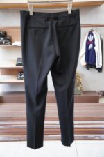 Dior -25SS autumn and winter new suit suit suit 🫑🫑 Two piece trendy and fashionable suit, a must-have item for business elite wardrobes, men's formal wear, fashionable and trendy wear, brand classic logo logo logo super generous, classic styles will be released every quarter! Wearing the pattern is really great, strongly recommended!Sharp and ergonomic tailoring, with a tall and handsome upper body, simple and elegant. Comfortable and slim fit, showcasing a gentlemanly demeanor at a glance. Made from carefully selected suit fabrics, including 20% wool, 18% viscose, 58% polyester, and 4% spandex, the fabric feels soft and delicate, with good luster and elasticity. The waist is made of sheepskin and leather, and is adorned with Louis Vuitton's soul logo embossed with letters! The silhouette and waist cinching add more comfort to the dressing of stylish men, making them look slim yet handsome!Used for making high-end professional and business formal suits, renowned worldwide for its classic and solemn design style. A high-end business casual suit set that requires high craftsmanship, takes a long time to make, and can be worn all year round!The fabric is flat, with a smooth and full texture, and a firm appearance. It is made of high-quality cotton wool material, and the quality of the material is visible when tied tightly.Regarding details: The high-end suit is cut with a modern feel, combining traditional cutting art with modern production techniques. It adopts fully imported automatic cutting pieces, with almost zero error in each piece of fabric, and then hand sewn by top tailors to ensure the fit and beauty of every part. The front two layers are saved, and according to the principles of ergonomics, it is slim fitting but not tight fitting. The elastic of the cow tendons on both sides of the waistband of the trousers can be adjusted! Not wearing tight waists!Classic collar design, classic style without conservatism, simple and elegant. The lining of the collar is made of pure handmade tribute needles, and we insist on hand sewing handicrafts, all of which are from the hands of experienced craftsmen. The quotation is based on the labor and time consumption per meter, and each stitch is rigorous and excellent, without any burrs or stitches on both sides. Handcrafted sleeves, hand nail buckles, hand calibration, and handmade threading can be seen everywhere, delicate and smooth, effectively reducing static electricity in autumn and winter, creating a high sense of unity on the surface and inside. It is worth buying for any man, as it can boost your face in various formal occasions!Color: Black【 Size 】: 46-56 - Image 7