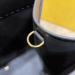 黑色
FÉŃĎI TOTE 托特包“阳光手提袋”
简单字母LOGO设计，琥珀色双手柄是整个包包最大焦点，单拧着就很有气场，也不勒手，整体复古感超强，非常适合喜欢复古风的时髦精，硬货力推💥 
2801
尺寸40x35x21cm#16060 - Image 4