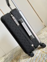 GF4343FB
独家实拍 黑色压花拉杆箱】全新 Horizon 拉杆箱以个性创意革新路易威登的传奇经典，为标志性 Monogram 帆布点缀旅行贴饰，追溯品牌传统行李箱的设计风尚。皮革边角保护和超大外置拉杆丰富智慧细节，打造优雅且实用的旅行伴侣。详细特征35.0 x 23×53cm（长×宽×高）人工测量1-2cm误差 - Image 4
