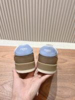 Fendi芬迪板鞋首款大头运动鞋~~fendi match篮球运动鞋，最新元素注入加FF复古的设计，超经典百搭系列……
鞋面采用牛皮和牛猄拼接组合，侧面凸起的双F logo，内里采用毛巾布里，TPU发泡组合双色大底不一般的舒适！情侣款35-44(男码加10) - Image 8
