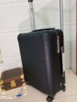 GF4343FB
Horizon 55 拉杆箱为 Taurillon 皮革压印标志性 Monogram 图案，演绎路的经典魅力。可锁止拉链、充裕内部空间和皮革加固边角尽显精湛匠艺，加宽拉杆和灵活双轮成就轻松旅程。

详细特征

(长度 x 高 x 宽)
* 复古 Monogram 帆布
* 网格内衬
* 牛皮饰边
* 金属件
* 大号外侧手柄
* 平整内层
* 皮革边角
* 拉链开合，配有锁扣
* 紧凑型双滑轮
* 可拆卸皮革名牌
* 机舱行李尺寸
* 容积：37 升
* 重量：3.5公斤—kg
* 手柄：双手柄
（16.0） - Image 4