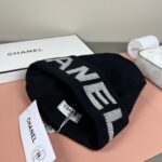 💰Chanel官网品质香奈儿秋冬网红时尚博主推荐款针织帽，藏着不动声色的高级感，每一处线条都透着利落大方，简约而不简单，大方且不失格调，处处细节都彰显着高端品味，时尚感在克制中愈发耐人寻味。 - Image 4