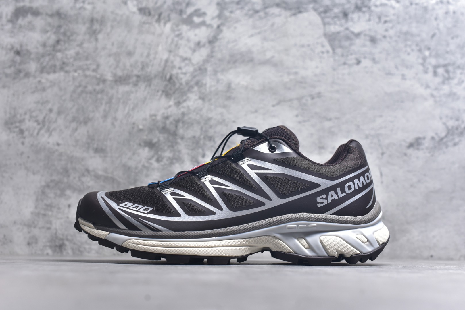 ▪panan权威实拍💯#AR41210
新货🚀#Salomon XT-6 
萨洛蒙复古潮流户外机能登山跑鞋  476904
纯原外贸平台特供订单 
耗时半年巨作 全套原纸板楦头开发 
原厂特供网布配套加持 确保原汁原味
完美呈现版型 原档数据独家私模五层组合大底 
男女鞋同步官方开发至46.5 
原装Ortholite轻量化鞋垫 中底布带钢印编号 
原厂TPU锁扣 进口港宝加持 
后跟自然饱满 还原公司包裹性 
鞋面以“锯齿”状的包裹系统呈现 
在基色底之下加入了各种色点缀 
将公司的最新技术和时尚前卫的造型融入耐用的长跑款式中 
鞋面由 TPU 薄膜制成 并焊接在高耐磨网眼上 使其既时尚又坚固 由 ACS底盘支撑 可增强稳定性和支撑力 以及由橡胶凸耳 Contragrip外底覆盖的 EVA 缓冲中底 旨在应对崎岖的地形 鞋舌上的彩色Salomon 标签、Quicklace 系统以及鞋头、鞋舌和鞋跟上的附加品牌使细节更加完美 让穿着者可以轻松驾驭户外与通勤下的任何运动生活场景 无缝鞋身户外随意纵横 颜值与脚感兼备 出街通勤 绝对非常吸睛 你值得拥有 尺码：36-46（半）