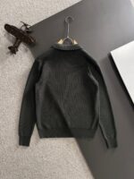 GUCCI 2025 official website's latest winter sweaters, synchronized with popular items on sale at counters! Specially supplied wool blended fabric Comfortable to feel It can directly touch the skin, with exquisite embroidered logos and badges that are extremely eye-catching! Details highlight the fashionable charm of big brands Exquisite craftsmanship Stereoscopic cutting style The wearing effect is unbeatable and handsome! All three standards are complete! Size: M-3XL - Image 9
