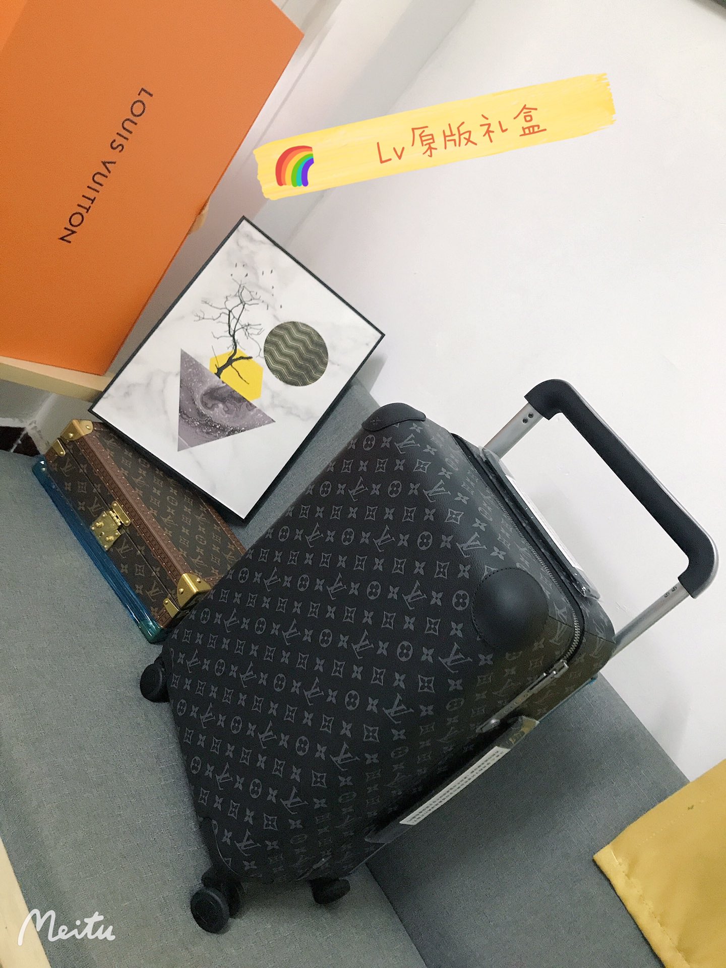 GF4343FB
全新 Horizon 拉杆箱以个性创意革新路易威登的传奇经典，为标志性 Monogram 帆布点缀旅行贴饰，追溯品牌传统行李箱的设计风尚。皮革边角保护和超大外置拉杆丰富智慧细节，打造优雅且实用的旅行伴侣。
详细特征

（长×宽×高）
·Monogram 帆布
.牛皮饰边
.织物内衬
.银色金属件
.拉链开合，配有挂锁
.路易威登标识
.内层平整
.弹性饰带
.口袋分层
.皮革边角
.大号外置拉杆
.4 个紧凑型滑轮
.机舱行李尺寸
