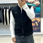 Zegna杰尼亚、2025秋冬新品马甲背心。

深灰色调演绎低调商务美学，立领设计搭配顺滑金属拉链开合系统。两侧带盖口袋兼顾实用功能，左胸点缀标志性Z ZEGNA黑色织标。采用100%棉质针织面料打造立体廓形，罗纹下摆确保版型挺括。

通过精准剪削实现零束缚活动空间，棉质材质提供亲肤透气体验。可内搭衬衫打造商务休闲造型，或外穿于针织衫外构建层次穿搭。从隐形口袋到立领结构，诠释ZEGNA将意式精工基因融入日常着装的美学理念。48-56（模特173，143斤上身50码） - Image 2