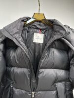 #qiu 🐉🐉 、 MONCLER FW2025 Autumn/Winter New Down Jacket. The cabinet is on sale and difficult to find. Using customized windproof and rainproof fabric, wrinkle resistant and stylish, soft and skin friendly, with extremely high comfort for the upper body; Extremely high recognition; Suitable for concave various shapes; Filled with 90% velvet, it is soft, warm, and fluffy, giving the upper body a stylish look; A down jacket suitable for various occasions.Size: 1-5 (CE)Size 3: Shoulder width 48cm, chest circumference 126cm, clothing length 70cm, sleeve length 64cmManual measurement with 1-2cm error is normal (chest circumference ± 4cm per yard, other parts ± 1cm) - Image 9