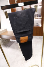 【Gucci Jeans | Classic Denim, Engraved with Luxury DNA】 When street style meets haute couture, a pair of jeans can become a badge of status.
Deconstructing the language of denim with centuries-old craftsmanship, we infuse every inch of fabric with a modern attitude and luxurious details, making everyday wear a silent declaration of taste.
✨ A pair of jeans is an attitude, and even more so, a legacy.
It's not just a wardrobe essential, but also an interpretation of the brand's spirit—
"From suitcases to jeans, we have always defined the boundaries of luxury with the ultimate craftsmanship."
Sizes: 28-42 - Image 4