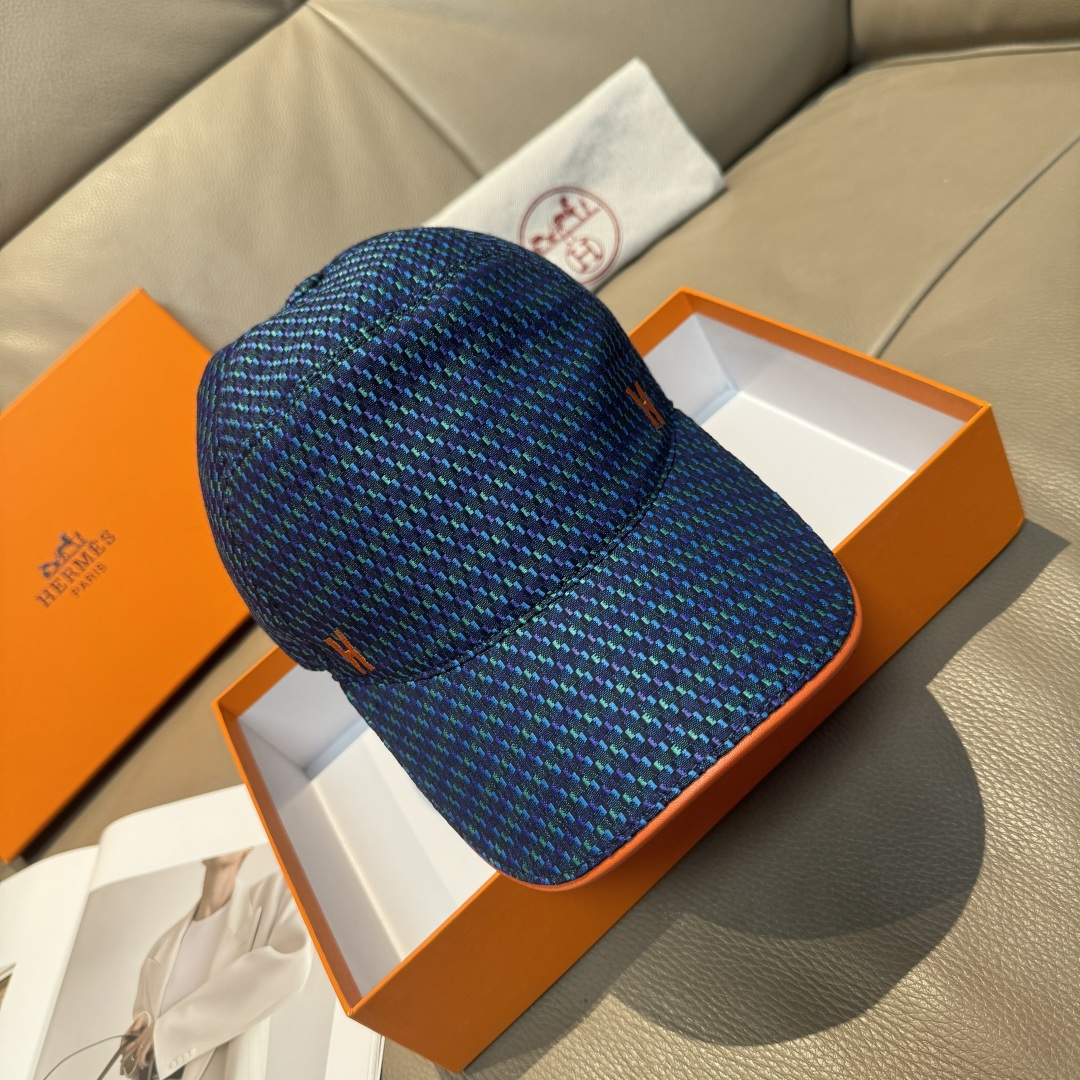 配盒子布袋，HERMÈS (爱马仕)原单棒球帽，经典H， 正品开模订制，原版透气帆布面料+头层牛皮，原厂精钢调节扣，做工细致，时尚帅气质量超赞！