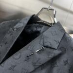 Louis Vuitton LV 2025ss Spring and Autumn new suit, high-end version! Customized fabrics for counters have high breathability and comfort, impeccable details, and brand element design concepts, reflecting high quality. Delicate and soft to the touch! Presenting casual tailoring, the upper body design is superb! Sizes: 48-56 can be paired with a set - Image 7