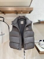 。特级羽绒⬆️Moncler x Christopher Raxxy 明星同款 男女款3D绗缝拉链羽绒马甲. 
🎁出厂标配全套柜台礼盒包装.升级原版磁吸礼盒.
这款羽绒是Moncler xChristopher Raxxy系列的男女同款单品，装饰元素传达了梦想阶梯的设计理念。
演员周雨彤、王安宇倾情演绎“梦幻楼梯”设计理念.
这款立体绗缝羽绒马甲采用轻质抗撕裂面料制成，由品牌携手
Christopher Raxxy合作打造。此款羽绒外套设计源自螺旋楼梯，其装饰元素代表着蜿蜒曲折的命运台阶。
详情
•采用轻质抗撕裂面料制成
•细密抗撕裂面料衬里
•拉链开和
•隐藏式口袋
•防风门襟
•拉链开合
•绗缝贴片，填充羽绒
•联名毛毡标识贴片
Size : 0-4黑色/浅蓝/奶白/三色入.情侣款 - Image 5