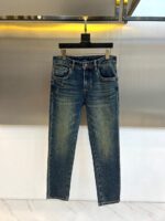 【Gucci Jeans | Classic Denim, Engraved with Luxury DNA】 When street style meets haute couture, a pair of jeans can become a badge of status.
Deconstructing the language of denim with centuries-old craftsmanship, we infuse every inch of fabric with a modern attitude and luxurious details, making everyday wear a silent declaration of taste.
✨ A pair of jeans is an attitude, and even more so, a legacy.
It's not just a wardrobe essential, but also an interpretation of the brand's spirit—
"From suitcases to jeans, we have always defined the boundaries of luxury with the ultimate craftsmanship."
Sizes: 28-42 - Image 2