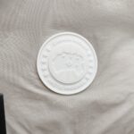 💰 加拿大鹅 Canada Goose 秋冬新款羽绒马甲 
搭配毛衣 卫衣 保暖同时毫无束缚感
采用国标95白鸭绒
轻薄飘逸 给你全方位的温暖！
上身颜值更有水准的洋气
让温暖和风度同行
中心线多重车线呈严整对称 谨守温馨守候 
胸前logo点缀着整件马甲！ 
独特之味道深入骨髓.减龄又十足保暖 既视感简单大气 男女同款 码数：XS-2XL - Image 4