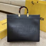 黑色
FÉŃĎI TOTE 托特包“阳光手提袋”
简单字母LOGO设计，琥珀色双手柄是整个包包最大焦点，单拧着就很有气场，也不勒手，整体复古感超强，非常适合喜欢复古风的时髦精，硬货力推💥 
2801
尺寸40x35x21cm#16060