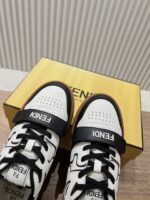 男码加10  Fendi芬迪板鞋首款大头运动鞋~~fendi match篮球运动鞋，最新元素注入加FF复古的设计，超经典百搭系列……
鞋面采用牛皮和牛猄拼接组合，侧面凸起的双F logo，内里采用毛巾布里，TPU发泡组合双色大底不一般的舒适！情侣款35-44 - Image 6