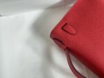 stock✨现货 国旗红
kelly pochette  一代 epsom皮 22cm 金银扣现货
一代的容量比二代大很多 满足日常使用 非常实用 百搭 加条猪鼻子链条当斜挎💕💕 - Image 9
