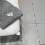 🧢普拉达💰RADA👒 秋冬新款配狐狸毛球专柜针织毛线帽，超火爆💖质感一流，出街超好搭配！减龄神器 - Image 4