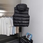 2025 Autumn/Winter New Collection 🆕 Top purchasing version of down jacket 𝐌𝐨𝐧𝐜𝐥𝐞𝐫 Mound Maya classic hooded vesttop-tierTruly exclusive style ‼️ Interior Artifacts for Autumn and Winter ❗ Good products from delayed channels, basic style, can be worn alone or paired with layering, which will give a more layered feel!one ⃣ Gray nylon lining, filled with full velvet, international standard 90% white duck down+10% feathers! High fluffiness and excellent insulation performance 👍two ⃣ Outer layer material, customer supplied m home nylon fabric material! Windproof and snow proof, with first-class feel and high density! Wearing it is not only breathable and comfortable, but also has good anti low temperature, anti-static and wrinkle effects!three ⃣ The most classic and recognizable new stand up collar design, with a detachable hat and brand logo embellishment, gives the upper body a very high street stylefour ⃣ Zipper and hardware combination make it look more advanced! Electroplated hardware, double-sided zipper placket can adjust clothing pattern, while also locking in temperature more effectively! - Image 2