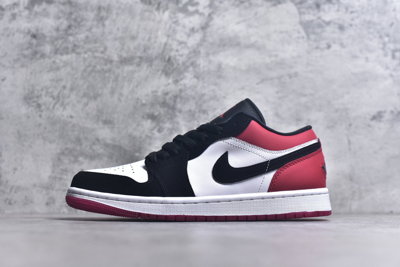▪🐼权威实拍💯#SI32310
新货🚀#Air Jordan AJ1 Low 低帮 黑红黑脚趾 IB8971-106 终端优势供应 市面中低帮最具代表性版本没有之一 口碑大厂出品 品控大底版型不断改良更新 全套原纸板楦头开发 确保原汁原味 完美呈现版型 完美零毛边处理 原厂内置全掌气垫 价格定位良心 平台专用代工流水线出品 一眼公司既视感 拿到手的一瞬间就与众不同 碾压市面所有版本 全部原鞋开发 每一个配色都会采购原鞋确认细节 打破市面看图做货无好货之说 尺码：35.5 36 36.5 37.5 38 38.5 39 40 40.5 41 42 42.5 43 44 44.5 45 46