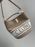 Celine赛琳21s新款Cabas限定款水桶包. 单肩手提包，包身采用羊毛🦙织物帆布面料配头层牛皮革制成，这个面料比普通帆布感觉更耐磨耐用，这款帆布包真心好看，配色很温暖，自带愉悦喜庆的气氛。正面品牌字母Logo刺绣针织，彰显品牌标识度。底部采用牛皮革面料。顶部固定牛皮革手提，另配一条可调节牛皮革物长肩带，可手提也可肩背，肩带厚实，上身非常舒适。360%旋转扭扣开合设计，携带出门方便又安全。内里空间超大，配有一个可拆卸的拉链袋，隐私物件或者一些小东西可以更好的收纳，容量巨能装。轻松满足任何日常出门所需。上身美丽，搭配任何衣服都能提升整体造型的时髦度，随性又复古感。特别是要出门，但是又不想打扮太花俏，只想低调的出去逛个街的，这款包绝对是最佳选择，既朴素又不失设计，朴实又总是吸引人眼球，一眼望去简直无法转移目光，出去度假也是拎了就能走，简直太爱了，赶紧自留起来！尺寸：25X23X23cm 编号：#826373750