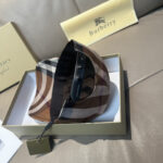 New shipmentComes with a box bag and Burberry original baseball cap, a hot selling item at the counter. Classic plaid, 1:1 custom mold, canvas fabric, pure cotton lining, lightweight and breathable. Perfect design, precise and accurate grid alignment, top layer cowhide leather adjustment buckle, original factory quality, exclusive physical shooting, suitable for both men and women. - Image 8