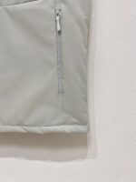 普拉达 户外运动立领宽松无袖棉马甲背心。这款马甲背心，采用舒适面料，户外、运动、休闲、居家都非常適合。

这款立领户外休闲防水防风马甲背心，户外出行休闲钓鱼，日常通勤穿搭都是不可多得的好衣物，外穿内搭都可以，版型简约百搭不挑人不挑身材，喜欢的不要错过

马甲秋季保暖神器，户外冲锋级软壳面料，防寒防风，表面十分的细腻、平滑、档次感十足，上身超级帅气，必须自留两件…触感柔软顺滑，质地轻盈无压力，做工走线整整齐齐，奢品的工艺和做工从来不会让人失望，不挑身材，穿着也更自在更有型主要功能：舒适面料，具有良好的透氣功能，秒速抽离汗湿，舒适的立体裁剪赋予运动更大幅度。丰富细节设计，造型特别。内穿外搭都可以，是橱柜中高频穿搭首选。
码数 M-3Xl - Image 7