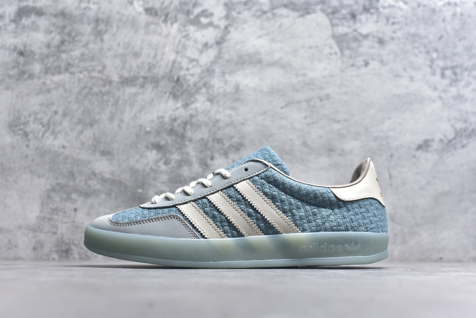 ▪panan权威实拍💯#SW30200
新货🚀#AD 阿迪 Gazelle Indoor 低帮运动休闲板鞋 JR8852 尺码：35.5 36 36.5 37 38 38.5 39 40 40.5 41 42 42.5 43 44 44.5 45