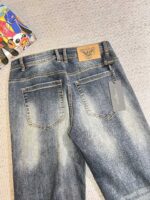 【Armani Jeans | Classic Denim, Embossed with Luxury DNA】 When streetwear meets haute couture, a pair of jeans can become a badge of status.
Deconstructing the language of denim with centuries-old craftsmanship, we infuse every inch of fabric with a modern attitude and luxurious details, making everyday wear a silent declaration of taste.
✨ A pair of jeans is an attitude, and even more so, a legacy.
It's not just a wardrobe essential, but also an interpretation of the brand's spirit—
"From suitcases to jeans, we have always defined the boundaries of luxury with the ultimate craftsmanship."
Sizes: 28-42 - Image 10