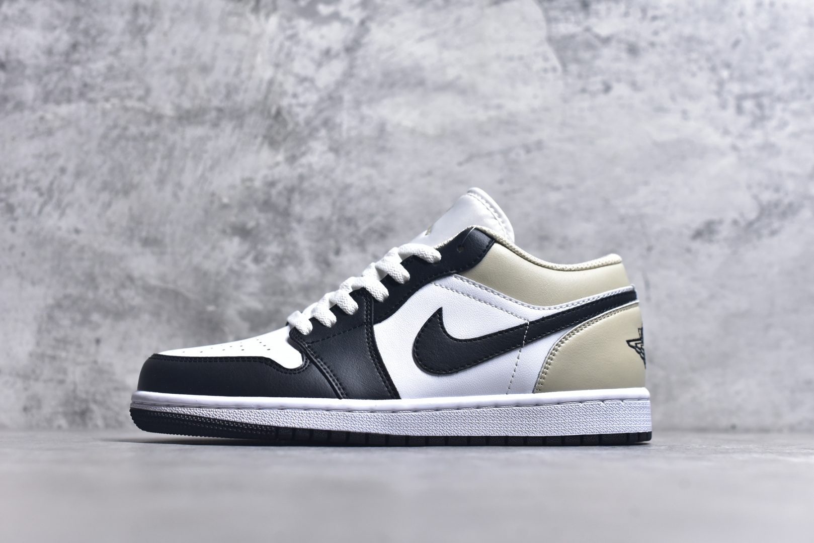 ▪🐼权威实拍💯#SI32310
新货🚀#Air Jordan AJ1 Low 低帮 黑白米黄 553558-153 全新流水线出品 DT版本唯一平替选择 市场第二梯队最强版 全部原鞋开发 原楦原纸板开发 全鞋电脑针车 原厂内置全掌气垫 原盒内在原标 唯一Zp原版鞋带绑法 免检产品 全新2022版型 全头层皮料 完美零毛边处理 原厂配置全掌气垫 价格定位良心 几十个配色陆续出货 实拍调校N版已经零色差零失真 百分百还原实物色彩所见即所得 不存在货不对板色差等低级问题 选购参考实物拍摄 不混卖不参货 只用心做好货严格选品 承诺混一赔十 SIZE：36 36.5 37.5 38 38.5 39 40 40.5 41 42 42.5 43 44 44.5 45 46