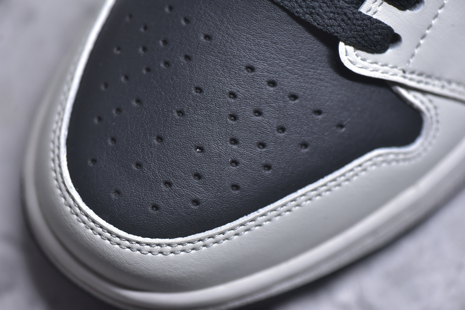 ▪细节鉴定
Air Jordan AJ1 Low 低帮 白黑金钩