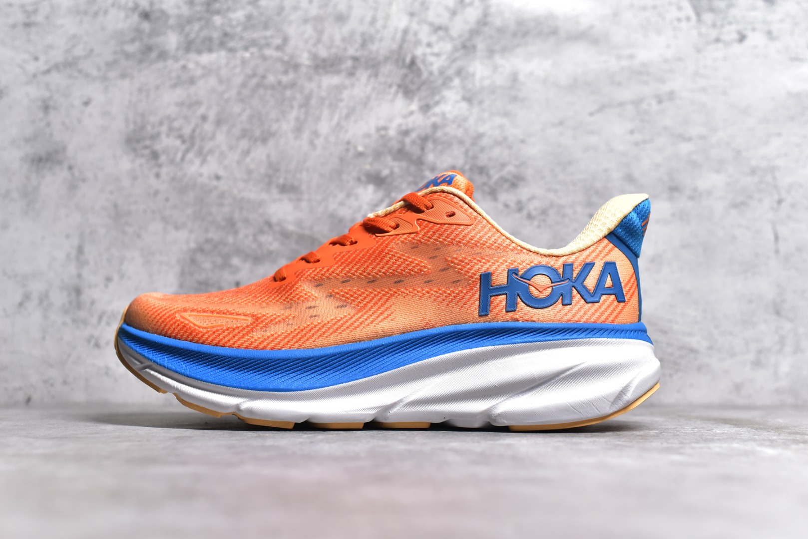纯原级别 HOKA ONE ONE Clifton 克里夫顿9代专业性能减震公路跑步鞋 轻盈透气的针织网面和纱线的使用让鞋面更挺拔 增强鞋面的强度和支撑性能 搭配柔软的鞋舌 让双脚在舒适包裹中跑的更加畅快 全新泡棉中底 柔软的同时增强回弹性能 为不同跑者提供更平稳流畅的脚感 带来全面的缓冲保护 根据人体工程学设计的延长拉襟 后跟处弹软的海绵填充舒适固定 避免掉跟和摩擦 相比上一代光滑的内衬 Clifton 9的内衬增强了摩擦力 避免双脚在鞋内滑动 SIZE：36 36.5 37.5 38 38.5 39 40 40.5 41 42 42.5 43 44 44.5 45