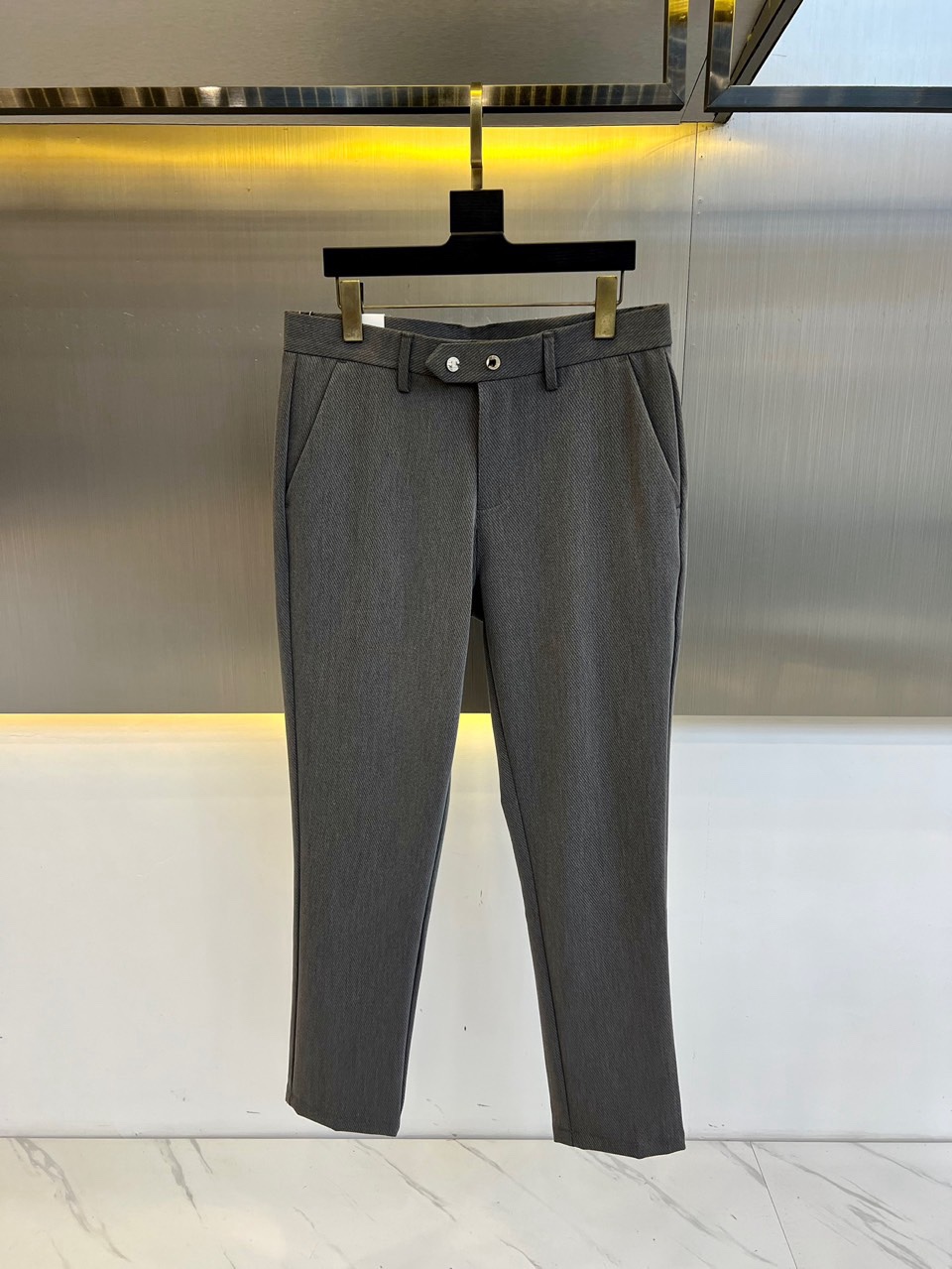 Dior and SS's new autumn and winter men's business plus velvet thick casual pants are platinum level perfect appearance, directly entering the counter nature. This is an extremely impressive micro elastic fabric casual pants, which is a rare item in the industry in recent years. The quality, craftsmanship, fabric, and accessories subvert imagination, and the details are quite exquisite and refined. Customized original elastic cotton fabric! Creating a rebellious and tough personality color, the unique logo adds a lot of points, clever and exquisite, and the cutting and design continue the modern simplicity and efficiency of Italian style, bringing the tone of fashion aesthetics to the extreme. 29-38 None 35, 37 (please indicate waist circumference when placing an order)